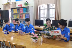 Sách báo đa dạng ở các thư viện là nguồn tài nguyên quý giá giúp học trò miền núi tiếp cận tri thức tốt hơn. 