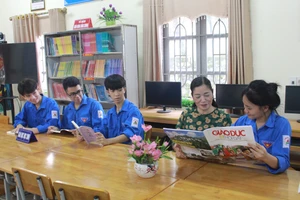 Sách báo đa dạng ở các thư viện là nguồn tài nguyên quý giá giúp học trò miền núi tiếp cận tri thức tốt hơn.