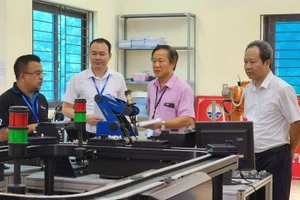 Đoàn đánh giá của AUN QA kiểm tra trang thiết bị của trường Đại học Kỹ thuật Công nghiệp (ĐH Thái Nguyên).