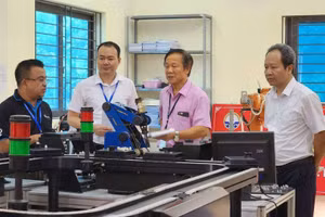 Đoàn đánh giá của AUN QA kiểm tra trang thiết bị của trường Đại học Kỹ thuật Công nghiệp (ĐH Thái Nguyên).