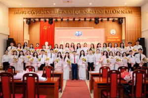 Sinh viên Trường Đại học Y - Dược được kết nạp Đảng tại trường.