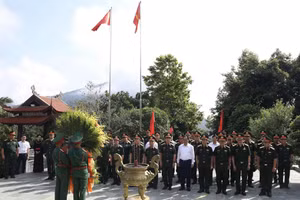 Bộ trưởng Phan Văn Giang cùng đoàn công tác dâng hương tưởng niệm, tặng quà tri ân tại Khu di tích lịch sử Quốc gia đặc biệt ATK Định Hóa, Thái Nguyên.