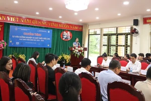 Chương trình tư vấn hướng nghiệp giới thiệu việc làm cho sinh viên.