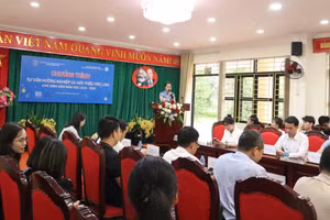 Chương trình tư vấn hướng nghiệp giới thiệu việc làm cho sinh viên.