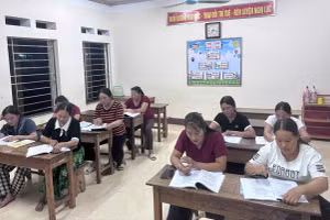 12 học viên tham gia lớp xoá mù chữ tại Chòi Hồng, xã Tràng Xá đều là người dân tộc Mông/