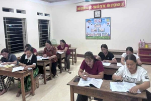12 học viên tham gia lớp xoá mù chữ tại Chòi Hồng, xã Tràng Xá đều là người dân tộc Mông/