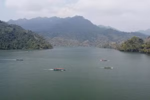 Hồ Ba Bể nằm trong Vườn quốc gia Ba Bể, thuộc tỉnh Thái Nguyên.