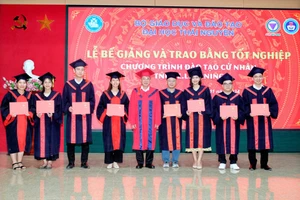 Lễ bế giảng và trao bằng tốt nghiệp chương trình đào tạo cử nhân TNU Elearning.