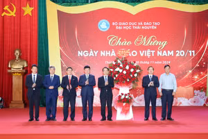 Lãnh đạo tỉnh Thái Nguyên tặng hoa chúc mừng Đại học Thái Nguyên nhân ngày nhà giáo Việt Nam 20/11.