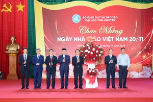 Lãnh đạo tỉnh Thái Nguyên tặng hoa chúc mừng Đại học Thái Nguyên nhân ngày nhà giáo Việt Nam 20/11.