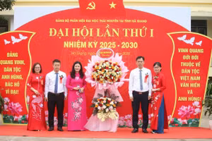 Lãnh đạo UBND tỉnh Hà Giang tặng hoa chúc mừng Đại hội.