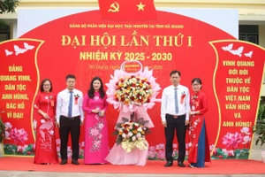 Lãnh đạo UBND tỉnh Hà Giang tặng hoa chúc mừng Đại hội.