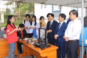 Lãnh đạo Trường Đại học Công nghệ Thông tin và Truyền thông cùng sở GD&ĐT Thái Nguyên thăm quan không gian sáng tạo của học sinh.