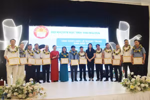 Cán bộ hội viên tiêu biểu được nhận học bổng “Học không bao giờ cùng”.