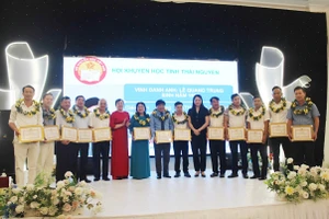 Cán bộ hội viên tiêu biểu được nhận học bổng “Học không bao giờ cùng”.