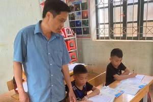 Thầy Hoàng Văn Kiếm luôn nỗ lực vì học trò vùng cao.