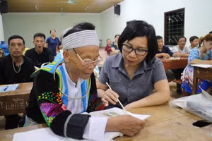 Cô Nguyễn Thị Nguyên, Hiệu trưởng Trường Phổ thông Dân tộc bán trú Tiểu học số 1 Văn Lăng hướng dẫn học viên lớp xoá mù chữ.