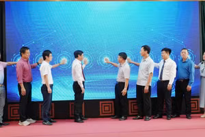 Các đại biểu thực hiện nghi thức phát động cuộc thi.
