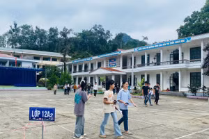 Các thí sinh ra về sau khi hoàn thành môn Toán.