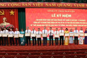 Lãnh đạo tỉnh Thái Nguyên tặng bằng khen cho các tập thể cá nhân.