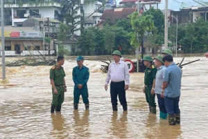 Bí thư Tỉnh ủy Cao Bằng Trần Hồng Minh kiểm tra khu vực ngập lụt tại Cầu Ngầm