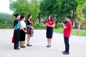 Nhà báo Hà Hồng Hạnh trong quá trình tác nghiệp.