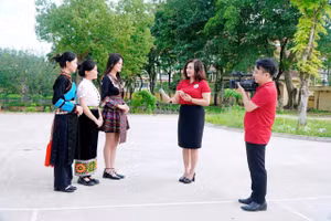 Nhà báo Hà Hồng Hạnh trong quá trình tác nghiệp.