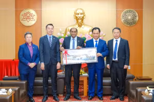 Lãnh đạo tỉnh Thái Nguyên tặng quà Đoàn công tác của Đại sứ quán Singapore tại Việt Nam.