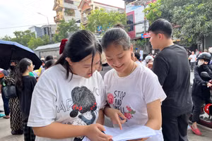 Các thí sinh trao đổi sau khi kết thúc môn thi Tiếng Anh.