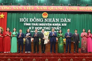 Bí thư Tỉnh uỷ Thái Nguyên Trịnh Việt Hùng tặng hoa chúc mừng kỳ họp.