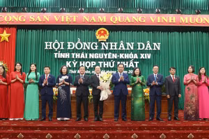 Bí thư Tỉnh uỷ Thái Nguyên Trịnh Việt Hùng tặng hoa chúc mừng kỳ họp.