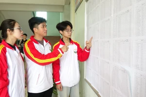 Sinh viên Trường Đại học Kỹ thuật Công nghiệp xem danh sách cử tri tại trường.