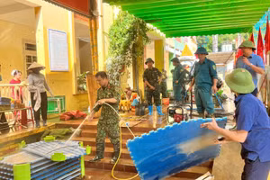 Các lực lượng tham gia dọn dẹp Trường Mầm non Trưng Vương.