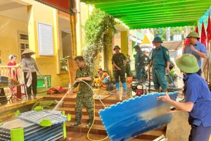 Các lực lượng tham gia dọn dẹp Trường Mầm non Trưng Vương.