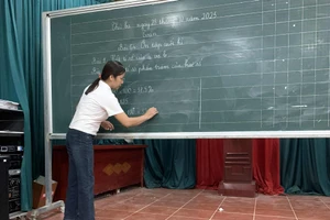 Cô giáo Hoàng Thị Bích Huệ, giáo viên Trường Tiểu học Cúc Đường, xã La Hiên, tỉnh Thái Nguyên trực tiếp dạy lớp xoá mù chữ.