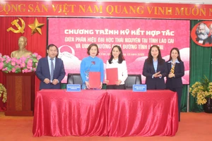 TS Nguyễn Hồng Liên, Phó Giám đốc Đại học Thái Nguyên, Giám đốc Phân hiệu Đại học Thái Nguyên tại tỉnh Lào Cai ký kết hợp tác với các đơn vị, địa phương.