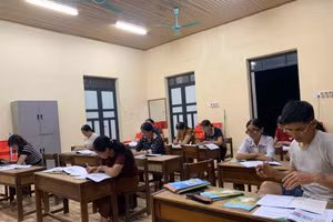 Đều đặn hàng ngày từ 19h30 đến 22h30 các học viên gác lại công việc để đến lớp học.