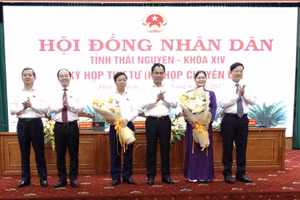 Lãnh đạo tỉnh Thái Nguyên tặng hoa chúc mừng.