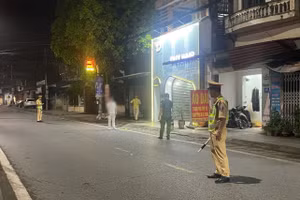 Lái xe Nguyễn Văn Huy tại nơi xảy ra vụ việc.