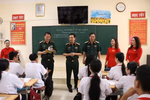 Đại tướng Phan Văn Giang cùng đoàn công tác trò chuyện với cô và trò Trường THCS Nha Trang.