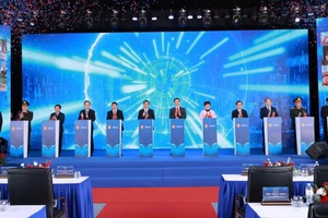 Các đại biểu dự lễ Khởi công Dự án đầu tư xây dựng và kinh doanh kết cấu hạ tầng Khu công nghiệp Phú Bình.