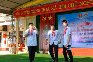 Học sinh Trường THCS Thị trấn Đu đóng kịch tuyên truyền tác hại của thuốc lá.