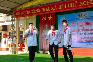 Học sinh Trường THCS Thị trấn Đu đóng kịch tuyên truyền tác hại của thuốc lá.