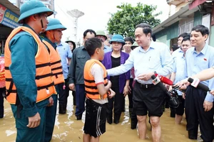 Chủ tịch Quốc hội Trần Thanh Mẫn thăm hỏi động viên nhân dân tại xã Nga My, huyện Phú Bình, tỉnh Thái Nguyên.