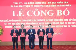 Phó Thủ tướng Nguyễn Chí Dũng trao các quyết định của Bộ Chính trị về việc thành lập Đảng bộ tỉnh Thái Nguyên và chỉ định Ban Chấp hành, Ban Thường vụ, Bí thư, Phó Bí thư Tỉnh ủy Thái Nguyên.