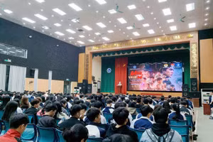 Giảng viên và sinh viên Trường Đại học Công nghệ Thông tin và Truyền thông xem phim Mưa đỏ.