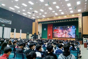 Giảng viên và sinh viên Trường Đại học Công nghệ Thông tin và Truyền thông xem phim Mưa đỏ.