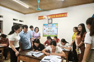 Đại diện UBND xã Tràng Xá, tỉnh Thái Nguyên động viên các học viên lớp xoá mù chữ tại xóm Chòi Hồng.