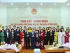 Hội đồng Giáo sư ngành Khoa học Giáo dục trao giấy chứng nhận cho các ứng viên đạt tiêu chuẩn GS, PGS năm 2025.