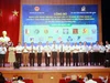 Thứ trưởng Nguyễn Văn Phúc tặng hoa chúc mừng đại diện 7 mạng lưới trung tâm đào tạo xuất sắc.